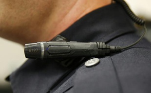 Un officier de police américain équipé d'une "caméra-piéton", le 2 mars 2015, dans l'Utah