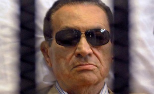 L'ex-président égyptien Hosni Moubarak était mardi soir en état de "mort clinique" après une attaque cérébrale, a annoncé l'agence officielle Mena, mais une source médicale a affirmé qu'il était dans le coma et que les médecins tentaient de le ranimer.