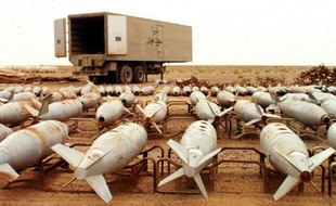 Cette photographie non-datée montre des bombes aériennes chimiques en attente de destruction par l'Unscom à Muthanna, dans le sud-est de l'Irak