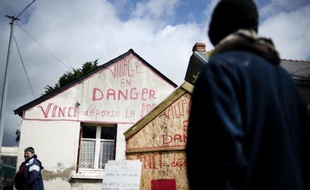 Claude Herbin (g), un habitant qui pourrait devoir quitter sa maison en raison de la construction de l'aéroport de Notre-Dame-des-Landes, le 14 mai 2015