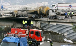 L'enquête est confiée à l'escadron départemental de sécurité routière. Hier, vers 11 h, les résidents évacués ont pu regagner leur domicile.