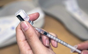 Une seringue avec une dose de vaccin Pfizer-BioNTech au centre de vaccination du Palais des Expositions à Nice