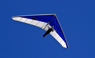 Illustration d'un deltaplane.