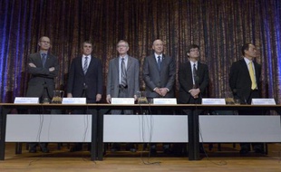 (g-d) Jean Tirole, Nobel d'économie, Erich Betzig, William E Moerner et Stefan W. Hell, Nobel de chimie, Hiroshi Amano et Shuji Nakamura, Nobel de physique, lors d'une conférence de presse à Stockholm, le 7 décembre 2014