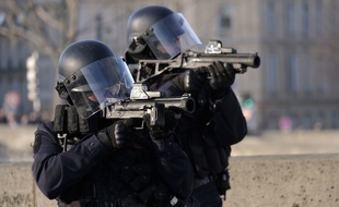 La police faisant usage du LBD40. (ARchives)