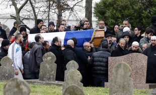 Le cercueil du policier assassiné Ahmed Merabet au cimetière de Bobigny, le 13 janvier 2015.