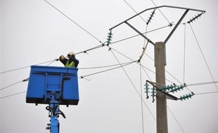L'électricité devrait être rétablie d'ici une semaine dans plus de 90% des foyers, à l'exception des habitants des Landes, le département le plus touché par les intempéries de ce week-end, a annoncé lundi sur RTL le PDG du groupe EDF Pierre Gadonneix.