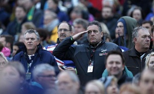 La foule honore les soldats tombés à la bataille à Gallipoli en Turquie le 25 avril 2015