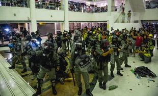 La police antiémeute intervient dans un centre commercial d'Hong Kong, le 3 novembre 2019.