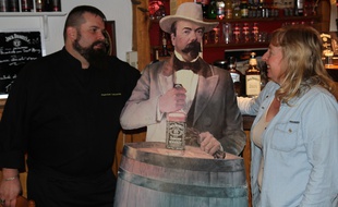 Patrice Lecomte et Isabelle Israël couvent avec un tendre regard Jack Daniel's