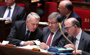 Jean-Marc Ayrault a écrit jeudi à Jérôme Cahuzac, mis en examen pour blanchiment de fraude fiscale, pour lui demander de "renoncer à ses indemnités" d'ancien ministre, a annoncé le Premier ministre sur son compte Twitter.