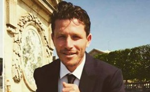Menouar Benfodda a battu au marathon de Paris, le record du monde du marathon... en costard-cravate
