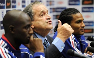 Après une semaine d'intense polémique, les 23 joueurs de l'équipe de France présents en Afrique du Sud ont acté officiellement mardi leur renoncement aux primes de droit à l'image liées à leur participation au Mondial-2010, qui seront reversées à des actions en faveur du monde amateur.