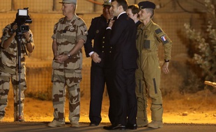 Emmanuel Macron sur la base française de Niamey au Niger, le 22 décembre 2017.