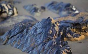 Du pétrole déposé sur une plage de Goleta, près de Santa Barbara, le 20 mai 2015