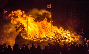 Le Up Helly Aa est une tradition vieille de 140 ans dans les Shetland.
