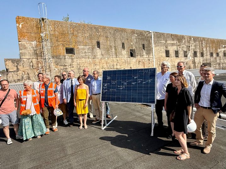 Les différents acteurs, dont le maire de Bordeaux Pierre Hurmic, ont installé le premier panneau photovoltaïque sur le toit de la base sous-marine, ce mardi.