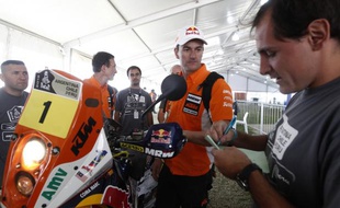 Le motard espagnol Marc Coma, lors de ses vérifications techniques à Mar Del Plata (Argentine), avant le départ du Dakar le 31 décembre 2011.