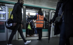 Un agent de la RATP gère les flux de voyageurs à la station Châtelet.
