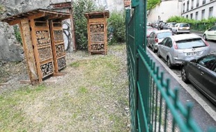 L'hôtel à abeilles, avec plantes et nichoirs, a été inauguré samedi rue du Bon Pasteur (1er).