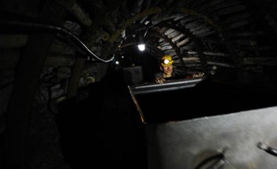 L'effondrement d'une mine de charbon dans le nord de l'Afghanistan a fait au moins 28 morts et les recherches pour retrouver d'éventuels survivants ont pris fin, ont annoncé dimanche des responsables locaux.