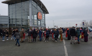La queue devant un Auchan, illustration