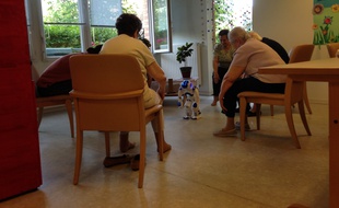 Des personnes âgées font de la gymnastique avec le robot Nao, à la résidence André-Chénier d'Issy-les-Moulineaux.