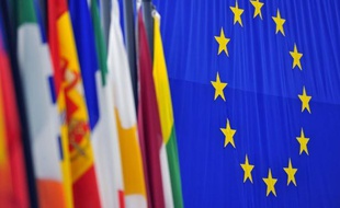 Les taux d'emprunt de l'Espagne et de l'Italie continuent à se détendre vendredi malgré les interrogations sur l'avenir de Chypre, les investisseurs étant persuadés qu'une solution sera trouvée d'ici lundi pour éviter un effondrement du pays aux effets désastreux.