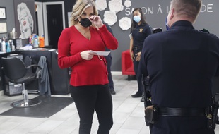 Shelley Luther a été condamné au Texas pour avoir ouvert son salon de coiffure au Texas.