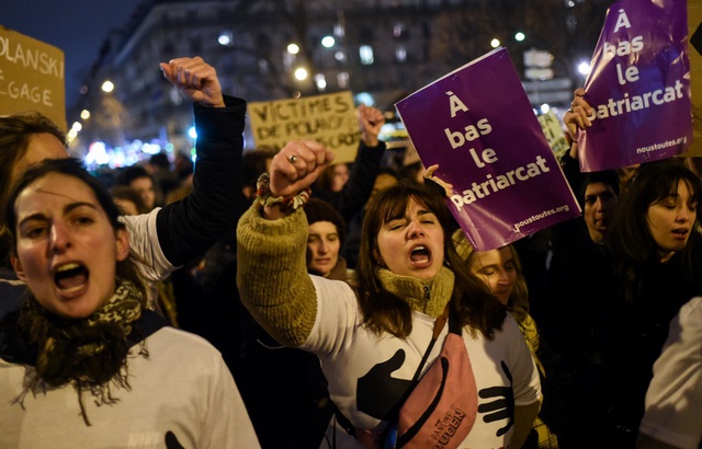Lors de la manifestation contre la cérémonie des César, le 28 février, place des Ternes à Paris. — LUCAS BARIOULET / AFP