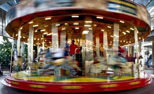 Un problème lié à une barre de protection serait à l'origine d'un accident de manège qui a grièvement blessé un enfant de 12 ans et légèrement atteint 4 autres personnes samedi dans une fête foraine à Valence, a-t-on appris dimanche de source judiciaire.
