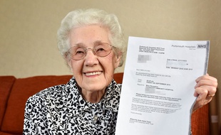 A 99 ans, Doris Ayling, habitante de Bognor Regis (Sussex, Royaume-Uni), a reçu, en juin 2015, une lettre de l'hôpital lui annonçant qu'elle est enceinte.