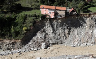 A Saint-Martin-Vésubie, de nombreuses maisons ont été emportées et d'autres menaces encore de s'effondrer