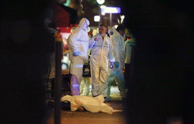 La police scientifique est débordée tant il y a de cadavre sur la chaussée, dans la salle du Bataclan.