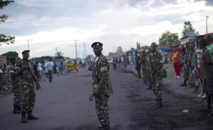 Des soldats montent la garde sur la rue principale de Bujumbura le 9 mai 2015