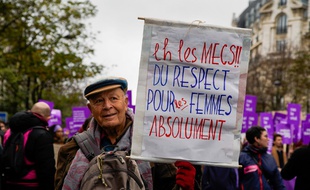 Une manifestation contre les violences faites aux femmes a réuni à Paris plusieurs dizaines de milliers de participants.