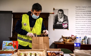 Un volontaire des Restos du coeur, le 26 mars, à Orléans.