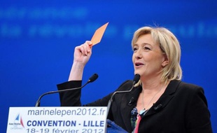 Marine Le Pen a exhorté dimanche les Français à donner un "carton rouge" à Nicolas Sarkozy, lors d'un meeting clôturant une convention présidentielle à Lille marquée par des attaques concentrées contre le chef de l'Etat.