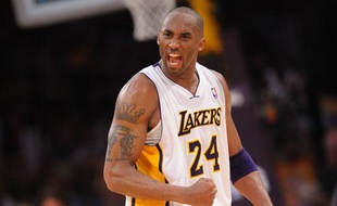 Kobe Bryant des Lakers se motive pendant le match contre Oklahoma City Thunderele 22 avril 2012.