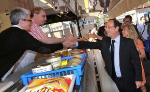Le président de la République François Hollande a effectué une visite non programmée sur le marché de Tulle samedi matin, a-t-on appris samedi de source préfectorale