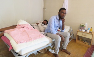 Mouss vit depuis quelques mois au squat Estrémadure avec trois autres Djiboutiens, tous opposants politiques dans leur pays.
