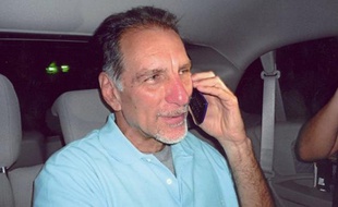 L'un des cinq agents cubains arrêtés en 1998 aux Etats-Unis et condamnés pour espionnage, René Gonzalez, est arrivé vendredi à Cuba dans le cadre de sa liberté conditionnelle, a annoncé la télévision d'Etat cubaine.