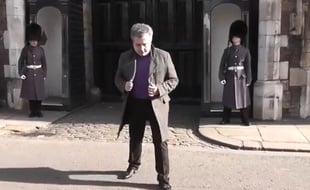 Ce Français n'a vraiment pas fait rire ce soldat de la garde royale