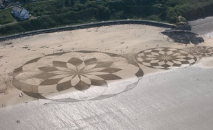 Les figures géométriques ont été dessinées sur la plage des Rosaires près de Saint-Brieuc.
