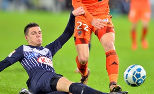 Frédéric Guilbert le défenseur des Girondins de Bordeaux, tacle un attaquant de Lorient, lors d'un match de Coupe de la ligue disputé le 12 janvier 2016 à Bordeaux. AFP PHOTO / NICOLAS TUCAT