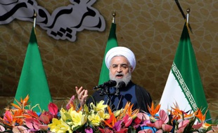 Le président iranien Hassan Rohani prononce un discours lors d'un rassemblement à Téhéran, sur la place de la Liberté, lors du 37e anniversaire de la révolution islamique, le 11 février 2016