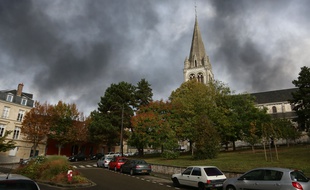 La fumée de l'incendie de l'usine chimique Lubrizol a envahi la ville de Rouen.