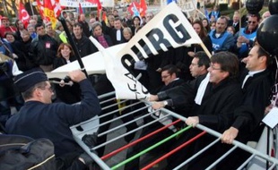 Le déplacement de Mme Dati a été marqué par une bousculade opposant en milieu d'après-midi les forces de l'ordre à des avocats venus manifester leur opposition à la réforme de la carte judiciaire.