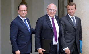 François Hollande avec son ministre des Finances Michel Sapin (c) et le nouveau ministre de l'Economie Emmanuel Macron (d), à la sortie du Conseil des ministres, le 27 août 2014