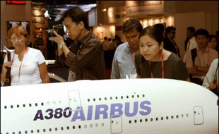 Airbus a occupé le terrain jeudi au salon aéronautique de Singapour, globalement pauvre en contrats civils et militaires, en annonçant deux commandes d'avions civils et un partenariat industriel avec la Corée pour son programme A350.